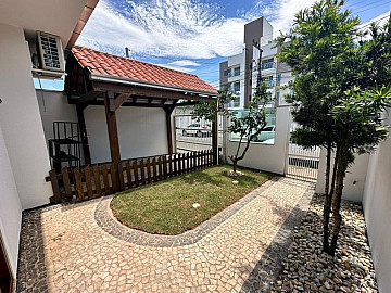 Casa 2 Quartos sendo 1 Suite, com Edicula no Fundo